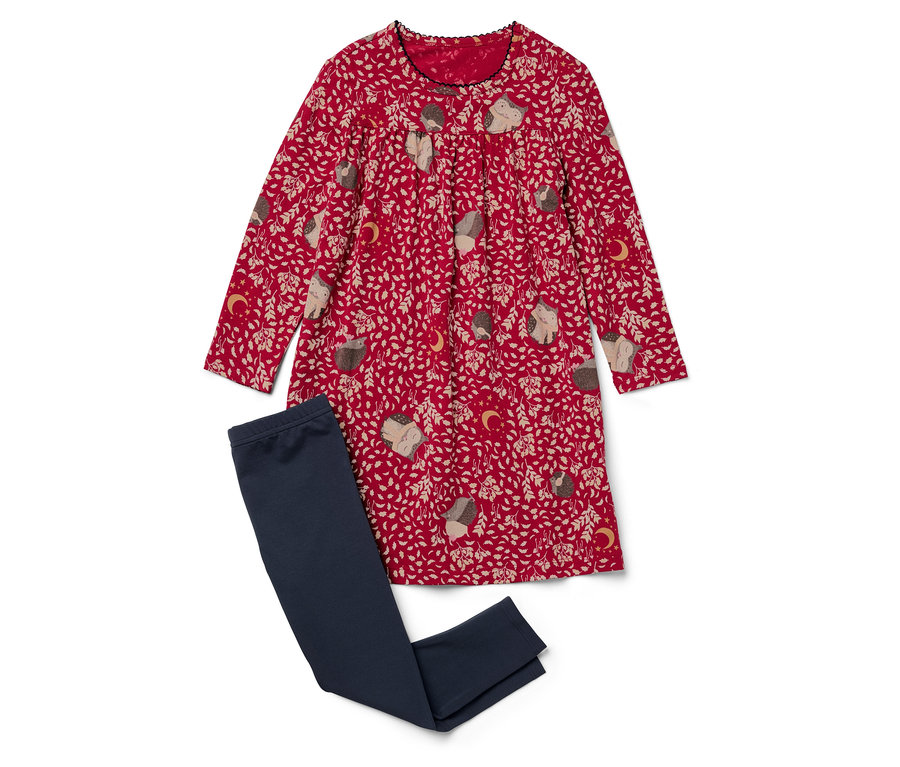 Červené šaty s potiskem ježků leží vedle tmavě modrých legín.