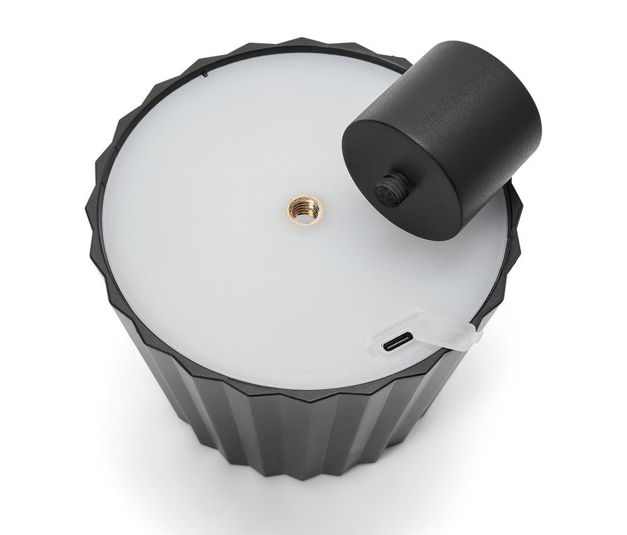 Černá lampa s odnímatelným válcovým držákem a USB portem.
