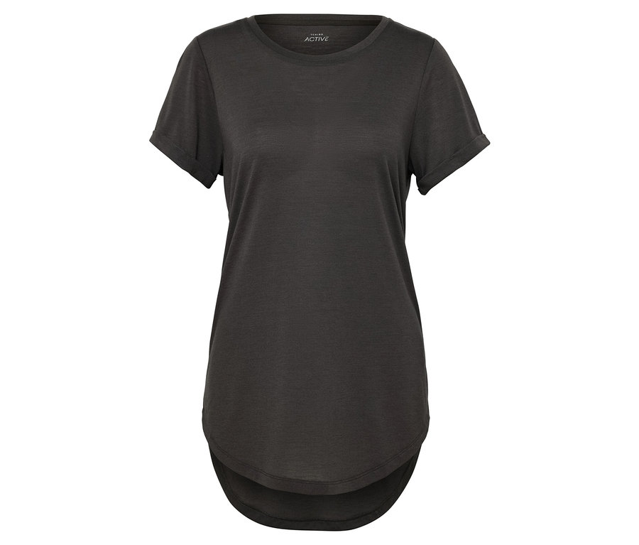 Černé tričko s krátkým rukávem.