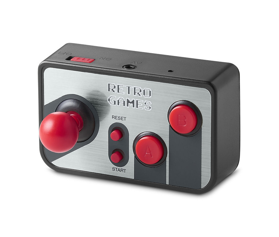 Detail retro televizní herní konzole s červeným joystickem a tlačítky A a B.