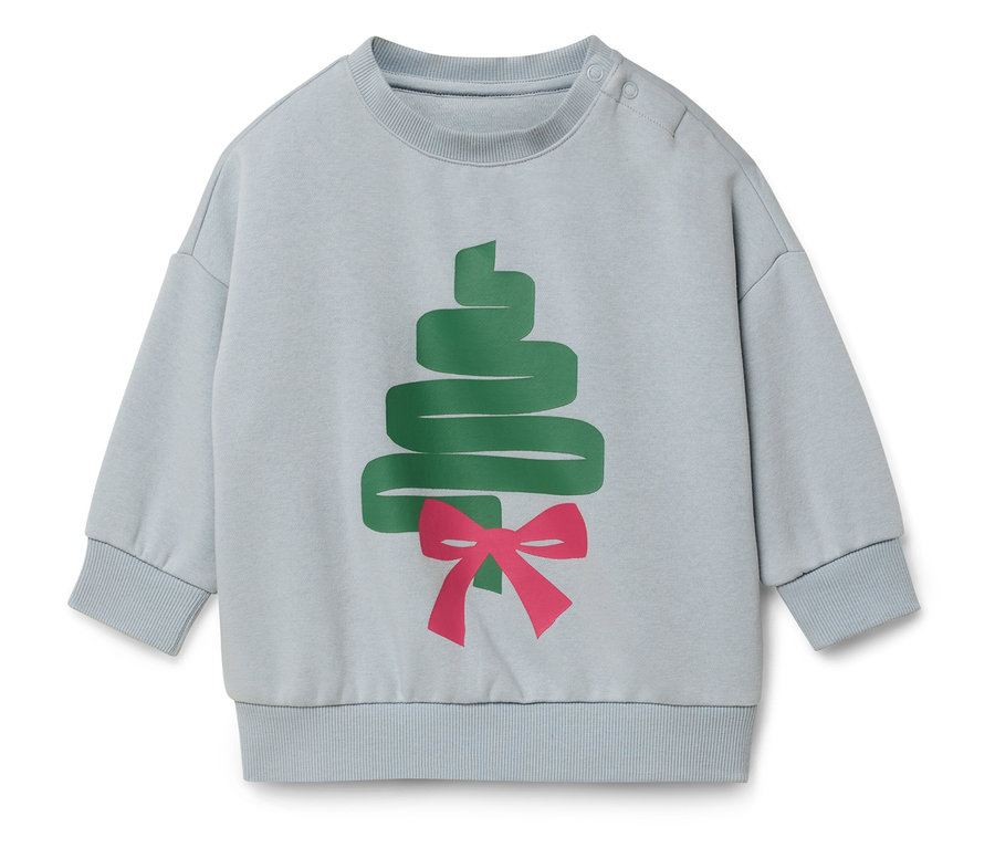 Svetr světle modré barvy s potiskem zeleného vánočního stromku a růžovou mašlí.