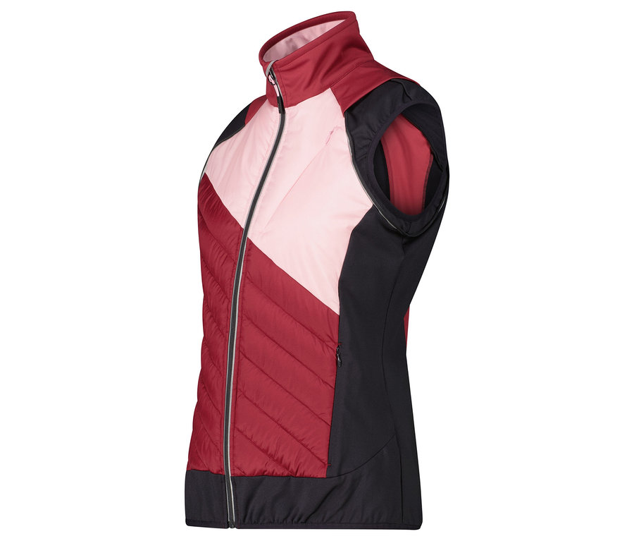 Boční pohled na dámskou prošívanou vestu s červenými, růžovými a černými panely.
