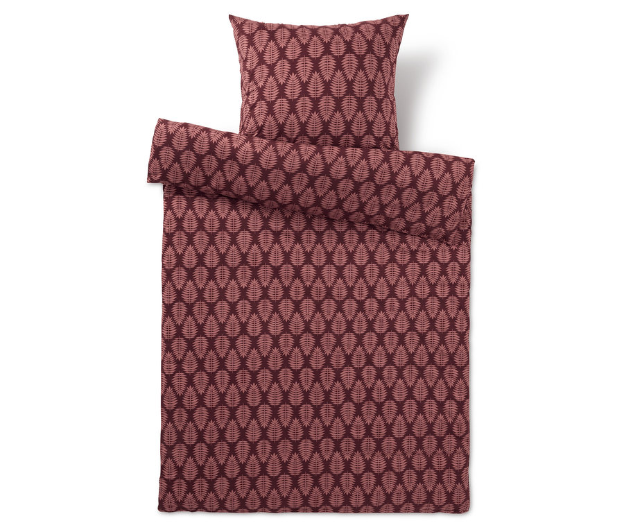 Vínové povlečení s motivem listů a polštářem.