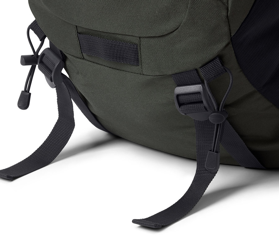 Detail turistického batohu o objemu 40 l se zapínacími popruhy.