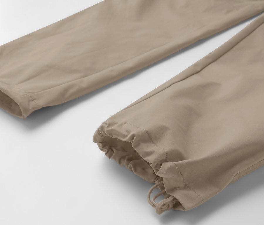 Detail béžových funkčních kalhot 2 v 1.