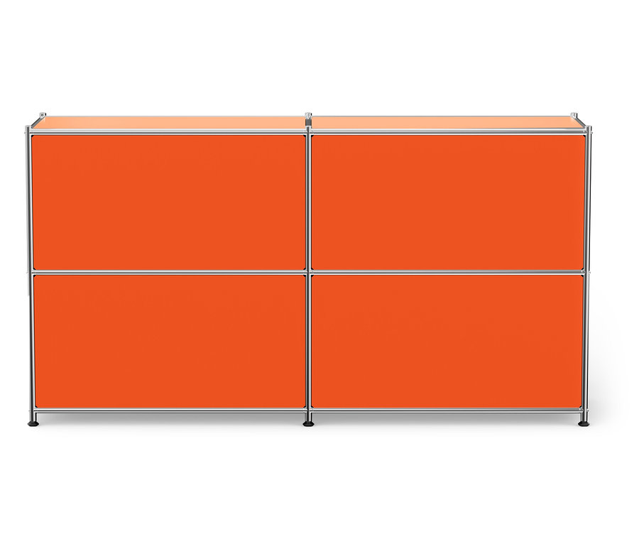 Oranžová skříňka se čtyřmi přihrádkami a stříbrným rámem na bílém pozadí.