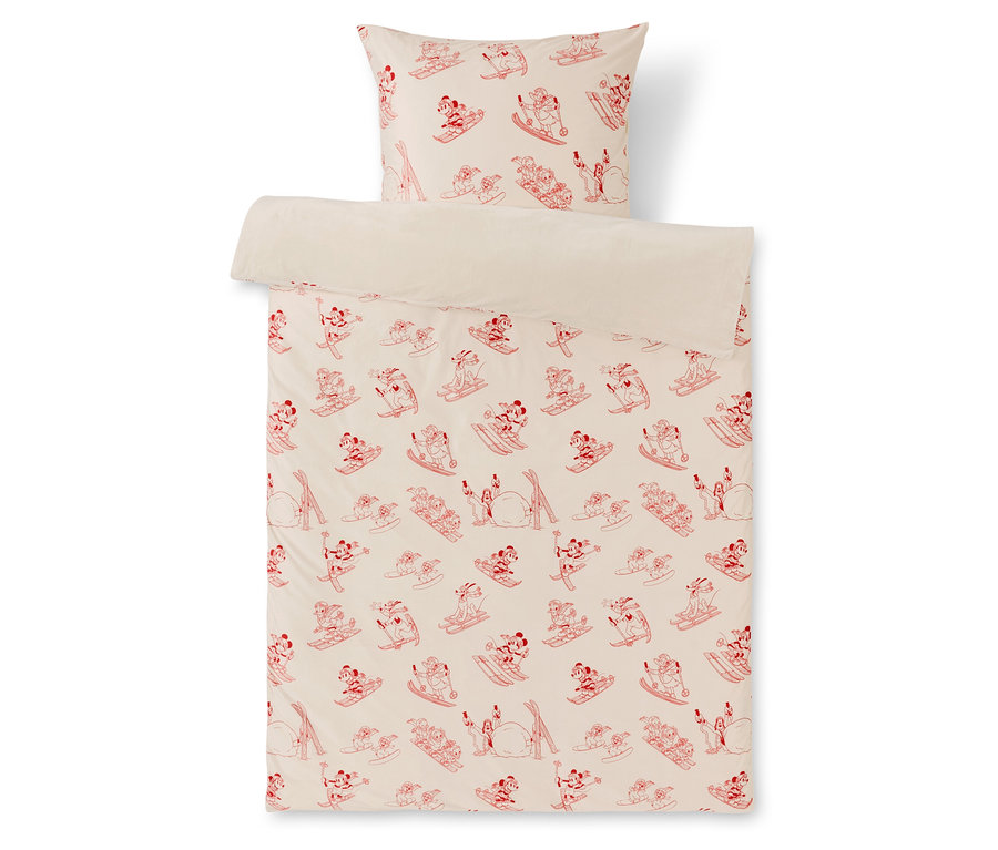 Povlečení s červeným vzorem lyžujících postaviček na bílém pozadí.