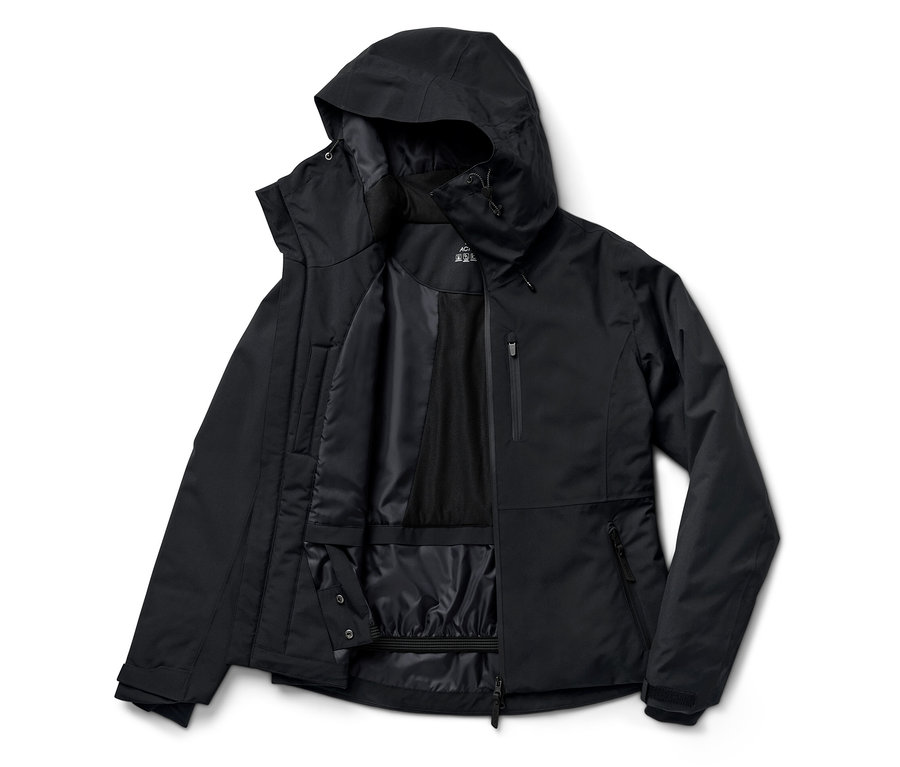 Černá bunda s kapucí, rozepnutá, s viditelnou vnitřní podšívkou.