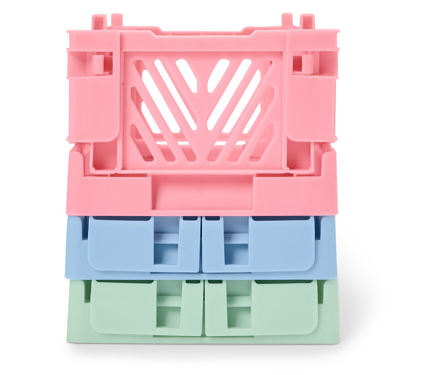 Stoh tří plastových skládacích přepravek: růžové, modré a zelené.