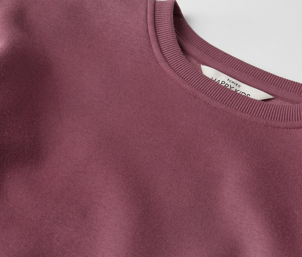 Detail dívčích teplákových šatů.