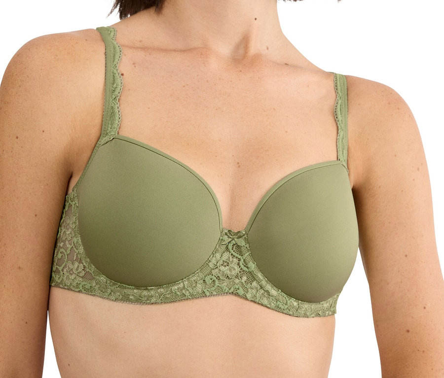 Žena má na sobě olivovou podprsenku s krajkou.