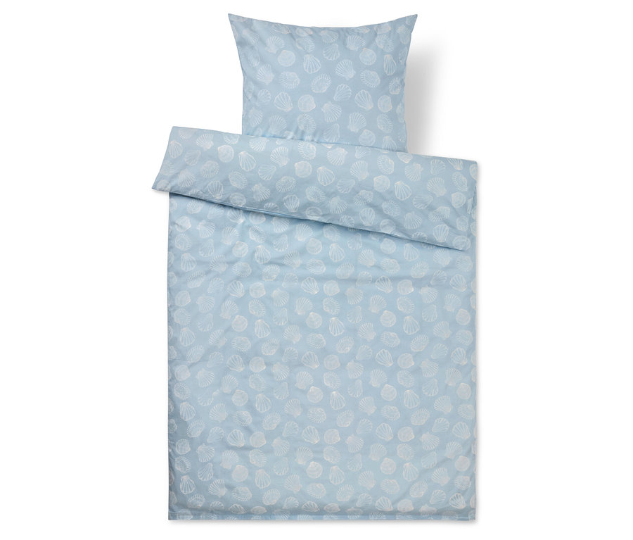 Sada ložního prádla sestávající z povlaku na polštář a povlaku na přikrývku, světle modrá s bílým vzorem mušlí.