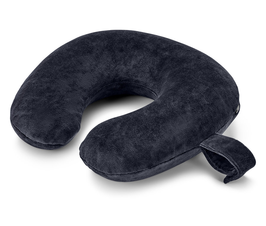 Tmavě modrý cestovní polštář leží na bílém pozadí.