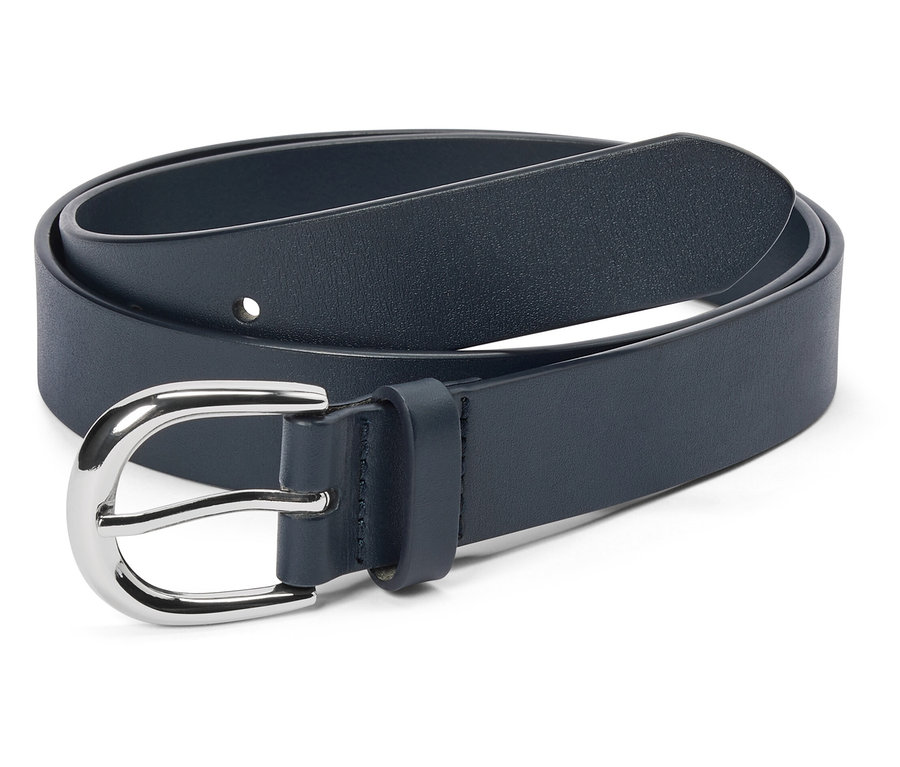 Na bílém pozadí leží tmavě modrý pásek se stříbrnou sponou.