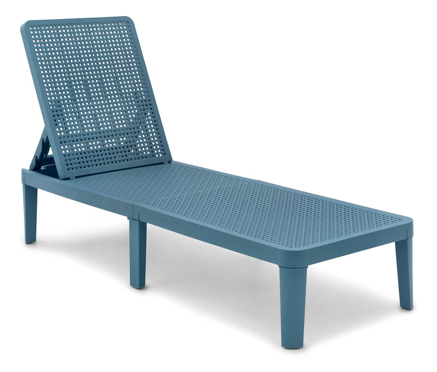 Modré lehátko s nastavitelným opěradlem stojí na bílém pozadí.