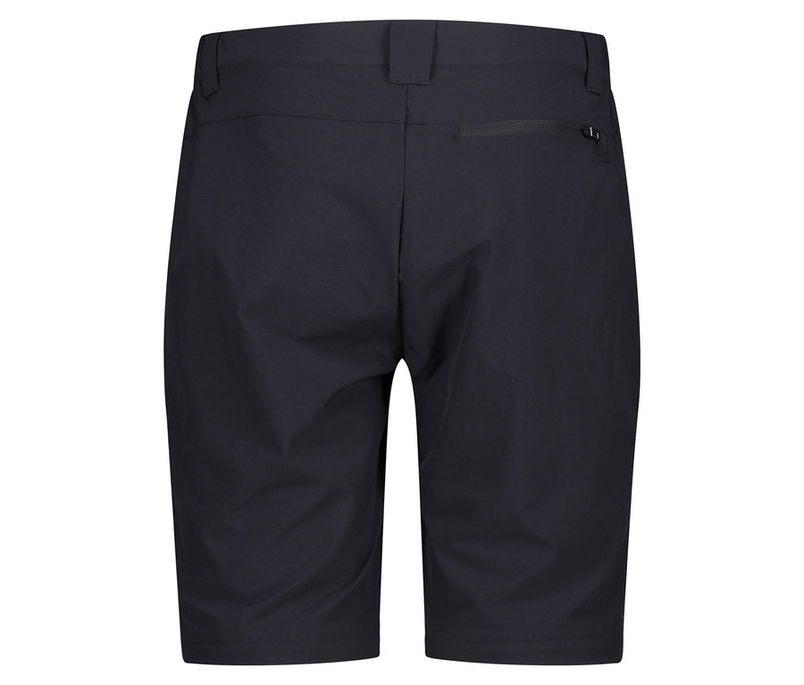 Detailní záběr na zadní část černých šortek s kapsou na zip.