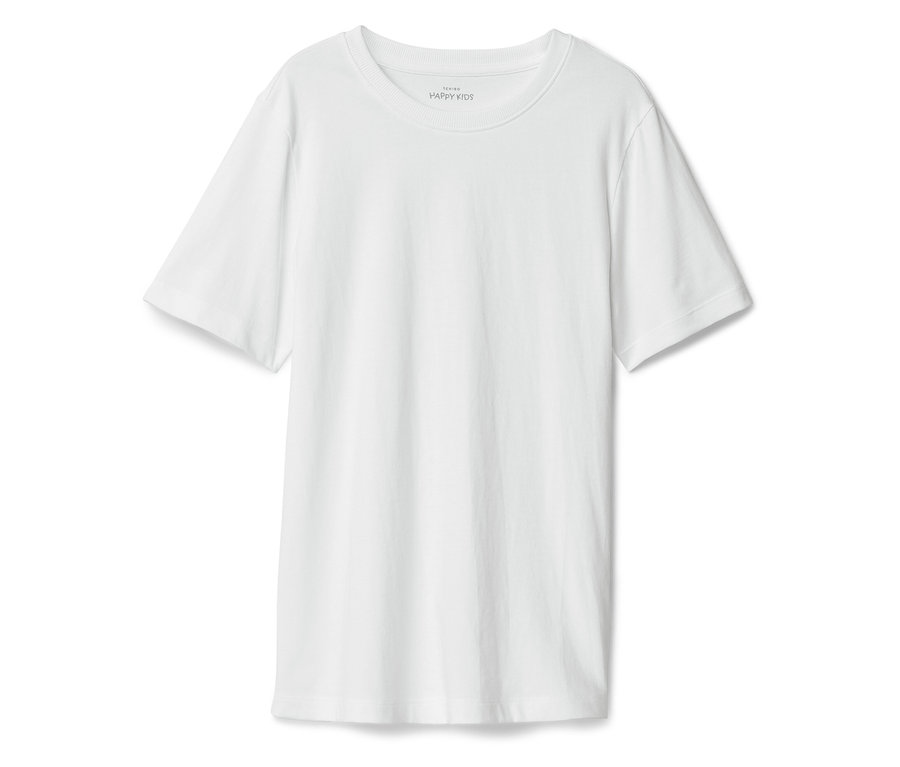 Bílé tričko leží na bílém povrchu.