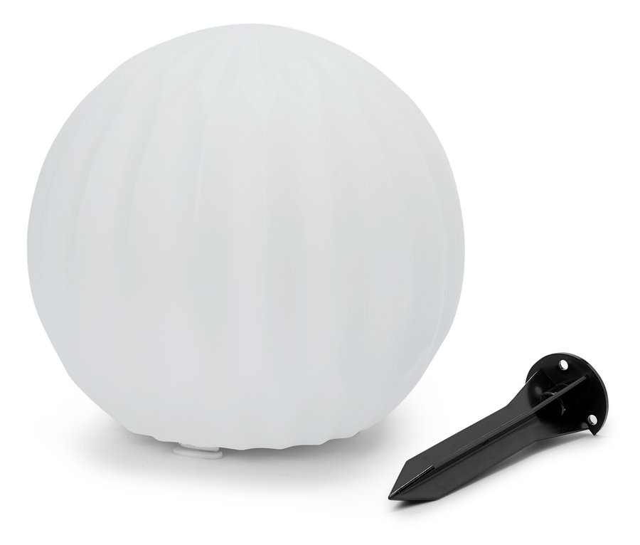 Bílá kulovitá lampa leží vedle černého zemního hrotu.
