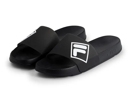 Pár černých pánských pantoflí FILA Lugo s bílými logy Fila na páskách, na bílém pozadí.