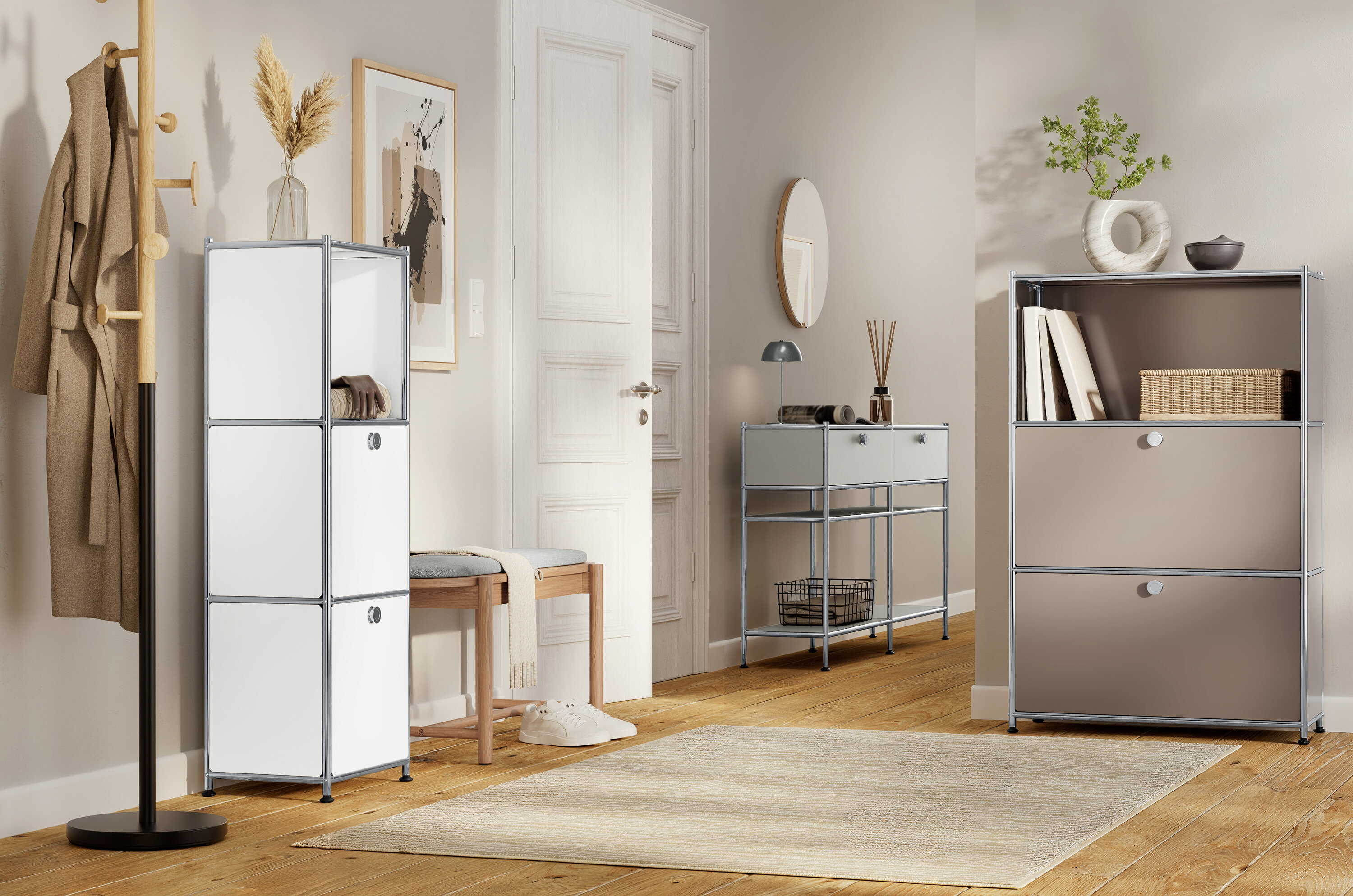 Pohled do chodby s bílou policí, lavicí, komodou a kobercem na dřevěné podlaze.