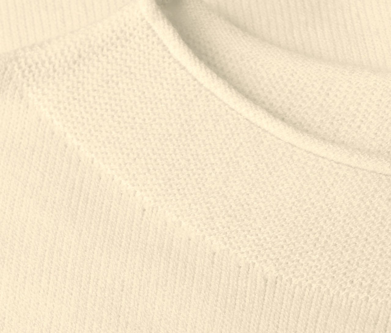 Detail béžového pleteného svetru Street One s rolovaným lemem.