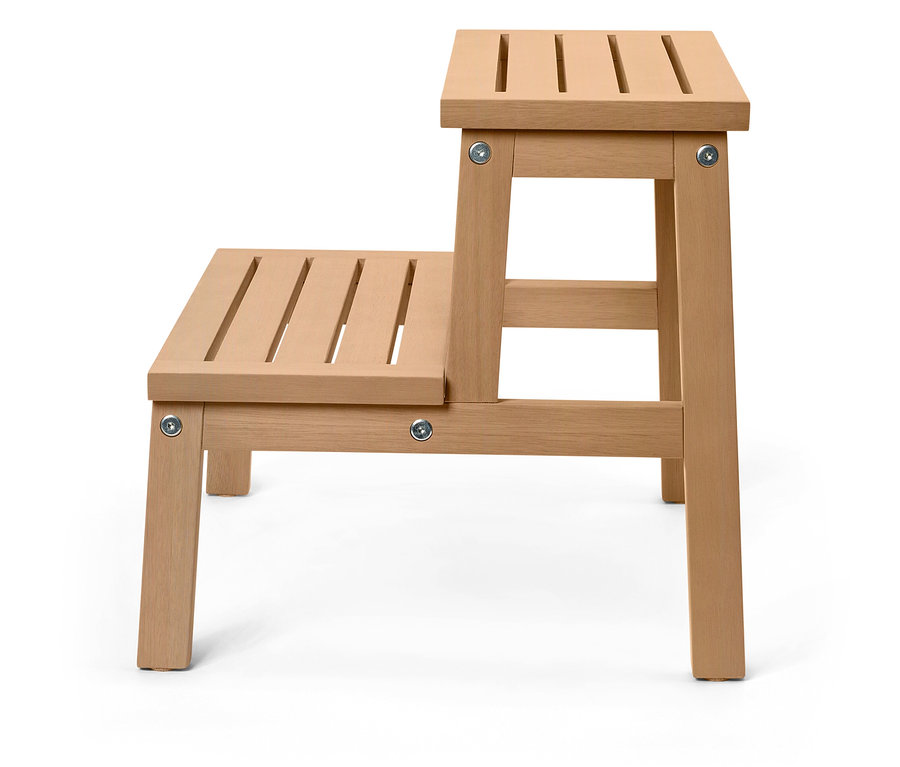 Schůdková stolička ze světlého dřeva se dvěma stupni stojí na bílém pozadí.