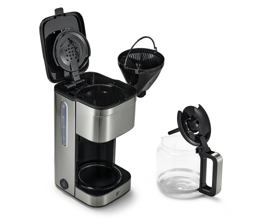 Stříbrný kávovar s otevřeným víkem, filtrem a skleněnou konvicí na bílém pozadí.