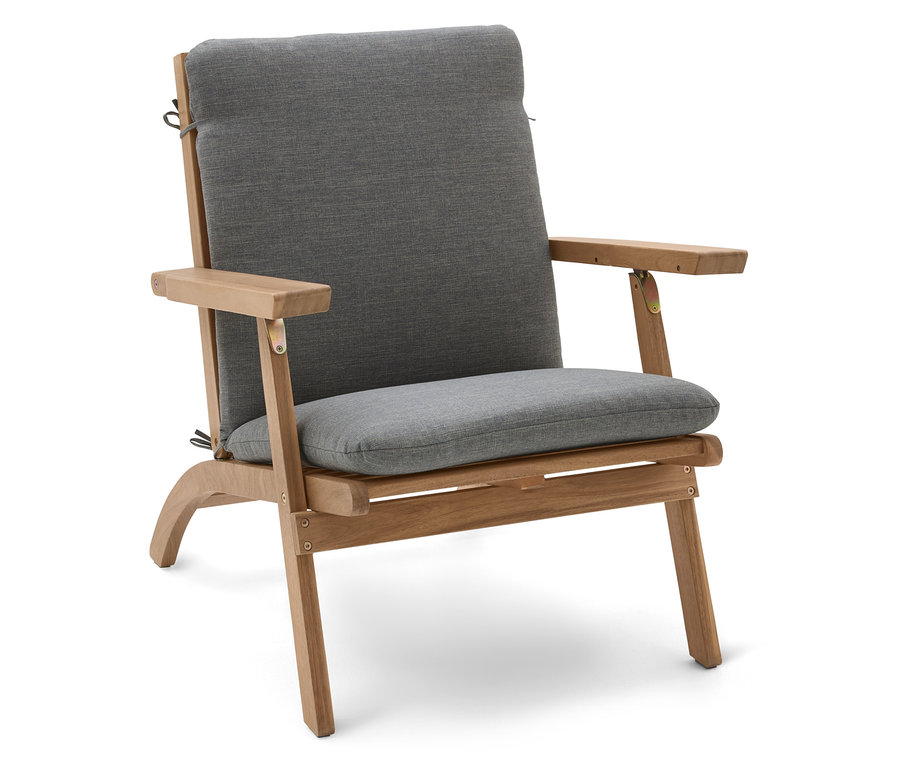 Samostatné křeslo se šedým polštářem a dřevěným rámem stojí na bílém pozadí.