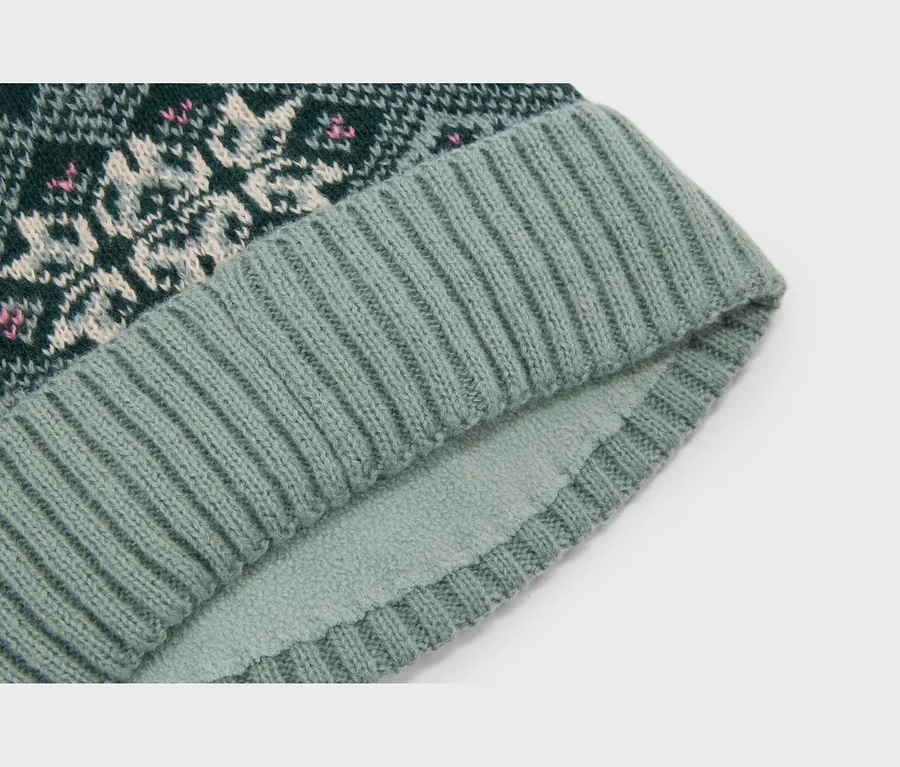 Pletená čepice s tmavě zeleným fair isle vzorem v bílé a růžové barvě, žebrovaným světle zeleným lemem a fleecovou podšívkou.