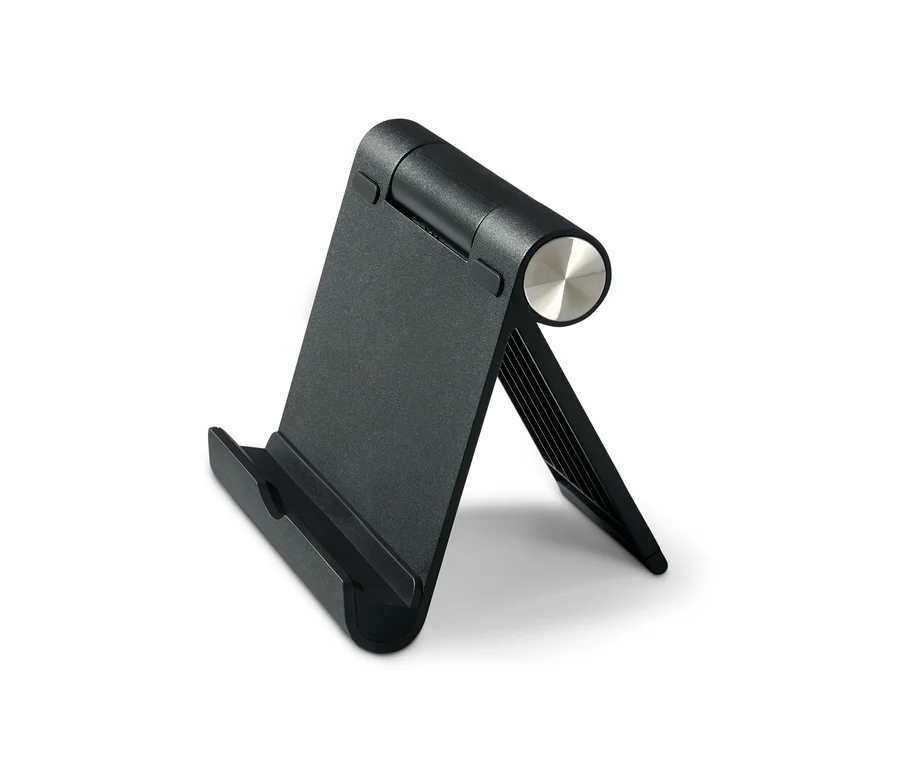 Černý stojan na smartphone a tablet na bílém pozadí.