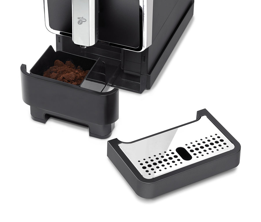 Detail automatického kávovaru Tchibo »Esperto Caffè« v antracitové barvě s odkapávací miskou.
