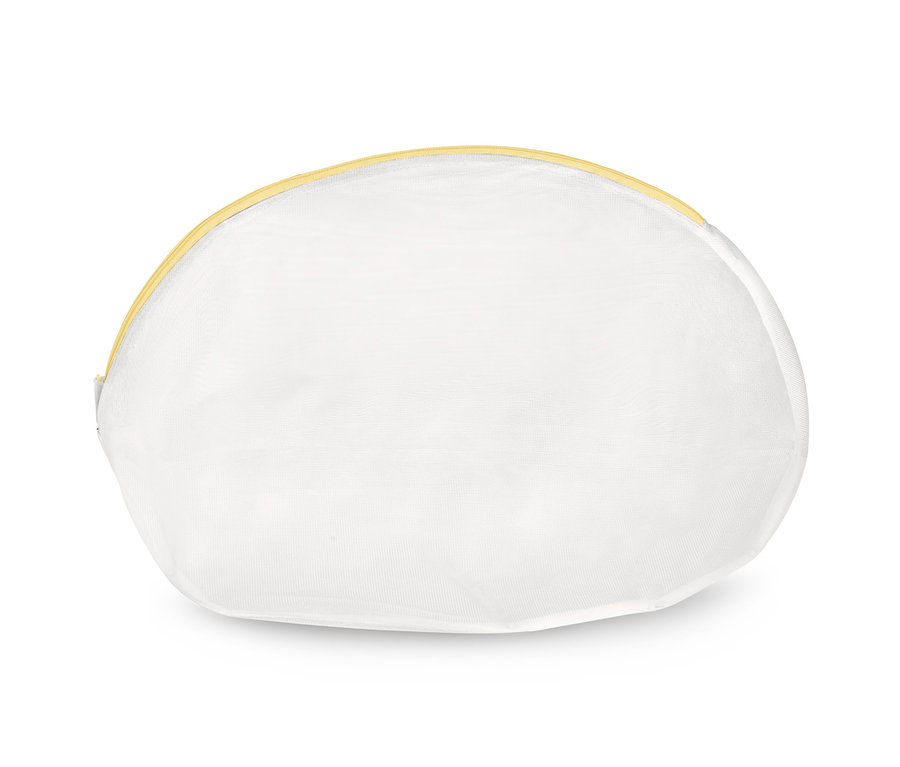 Bílá síťka na praní prádla se žlutým zipem.