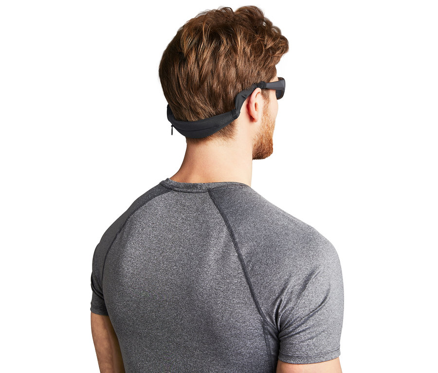 Muž zezadu má na brýlích neoprenový pásek na sportovní brýle.