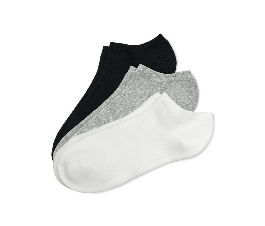 Tři páry ponožek sneaker: černé, šedé a bílé.