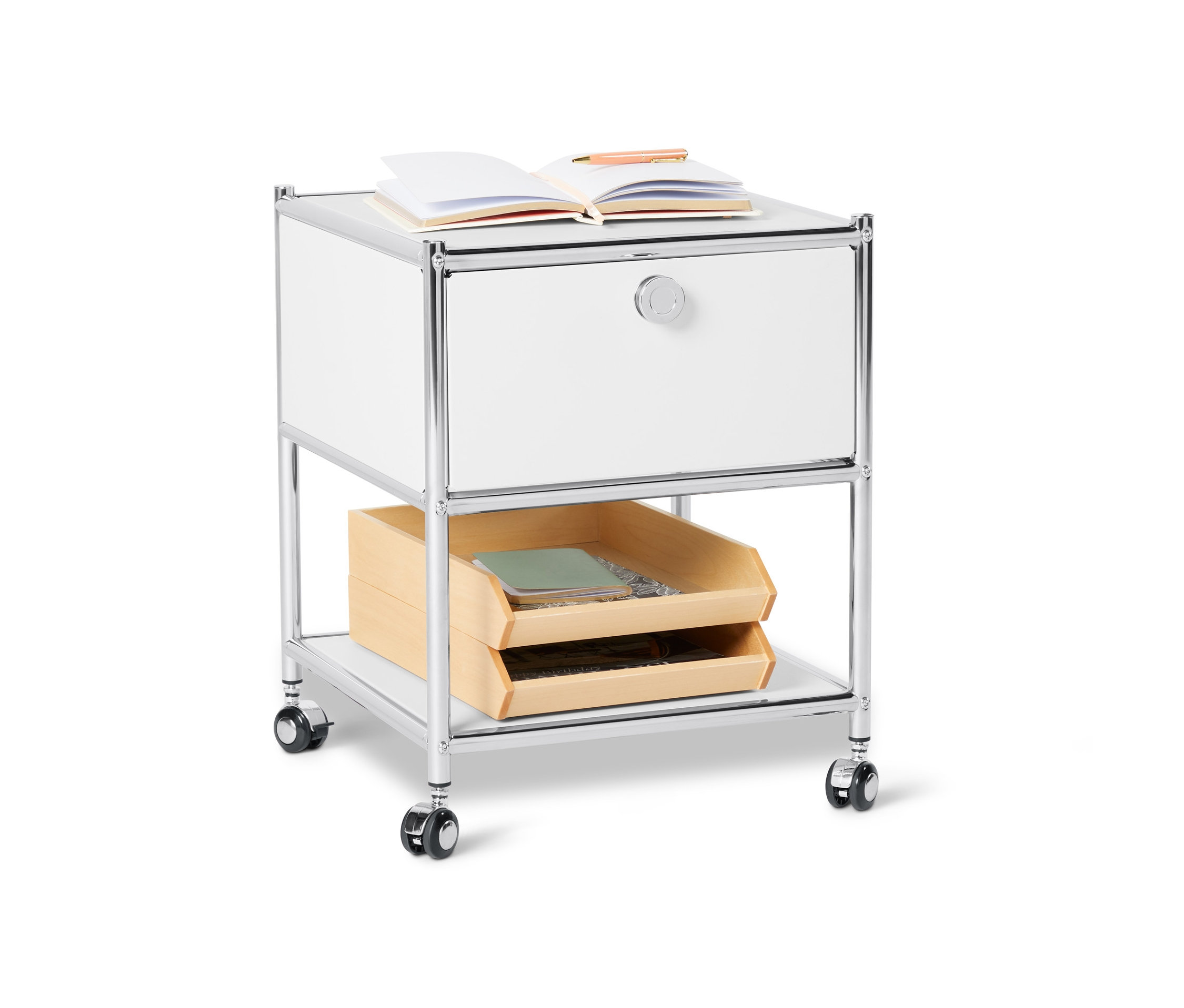 Bílý kovový odkládací stolek CN3 se zásuvkou a kolečky. Na stolku leží otevřená kniha.