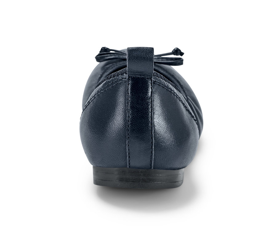 Detail kožené baleríny.