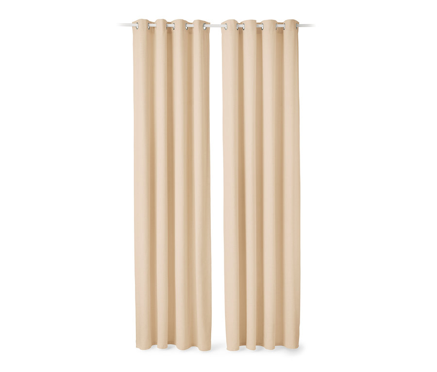 Dva béžové závěsy visí na bílé tyči.