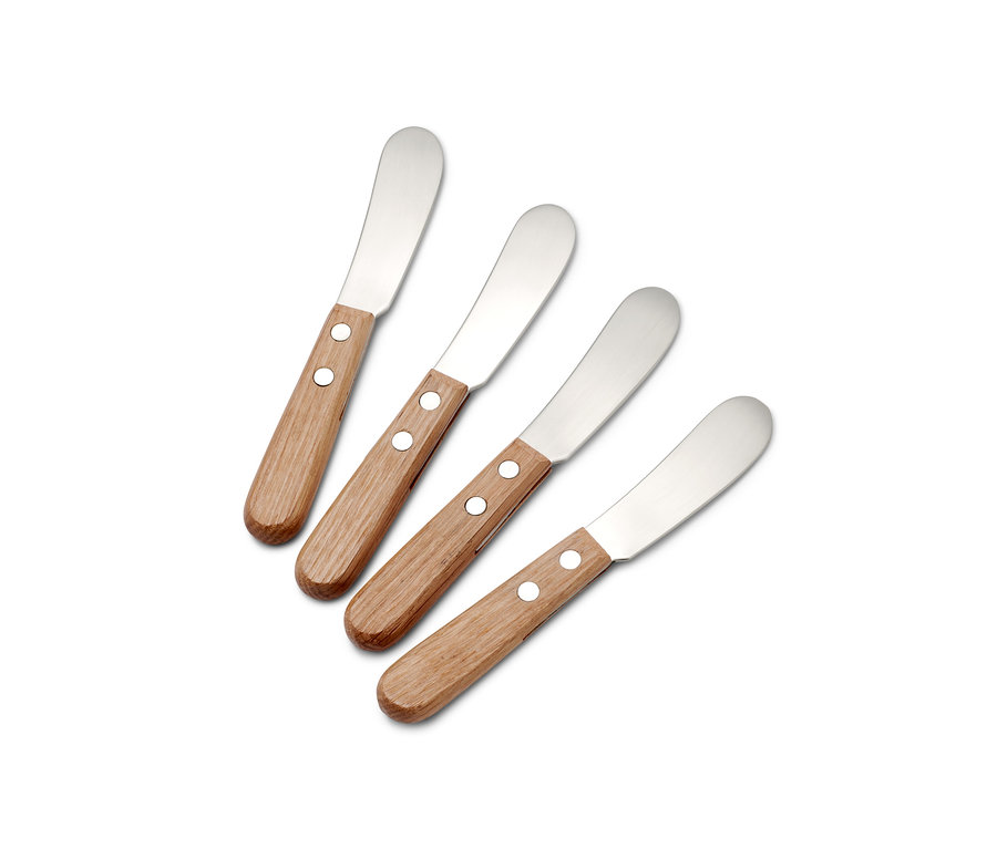 Čtyři nože na máslo s dřevěnou rukojetí.