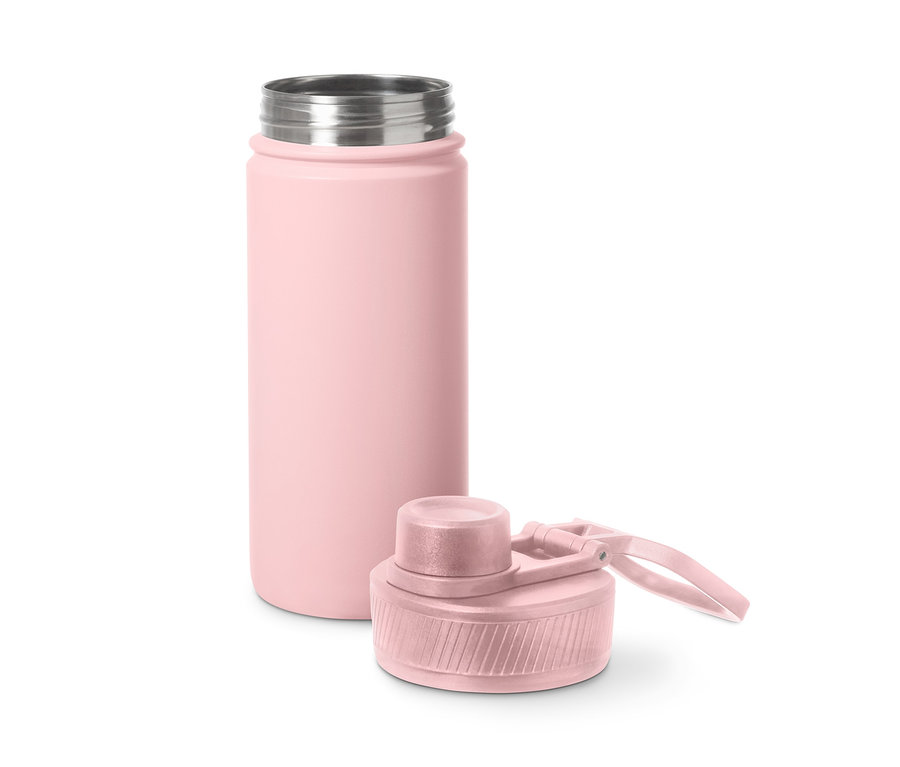 Růžová sportovní láhev na pití se stříbrným hrdlem a víčkem leží vedle.