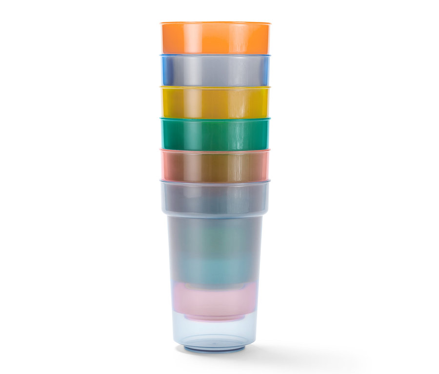 Sada dětských kelímků naskládaných na sobě.