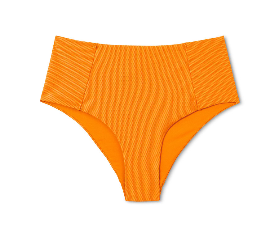 Oranžové kalhotky od bikin se strukturovaným povrchem na bílém pozadí.