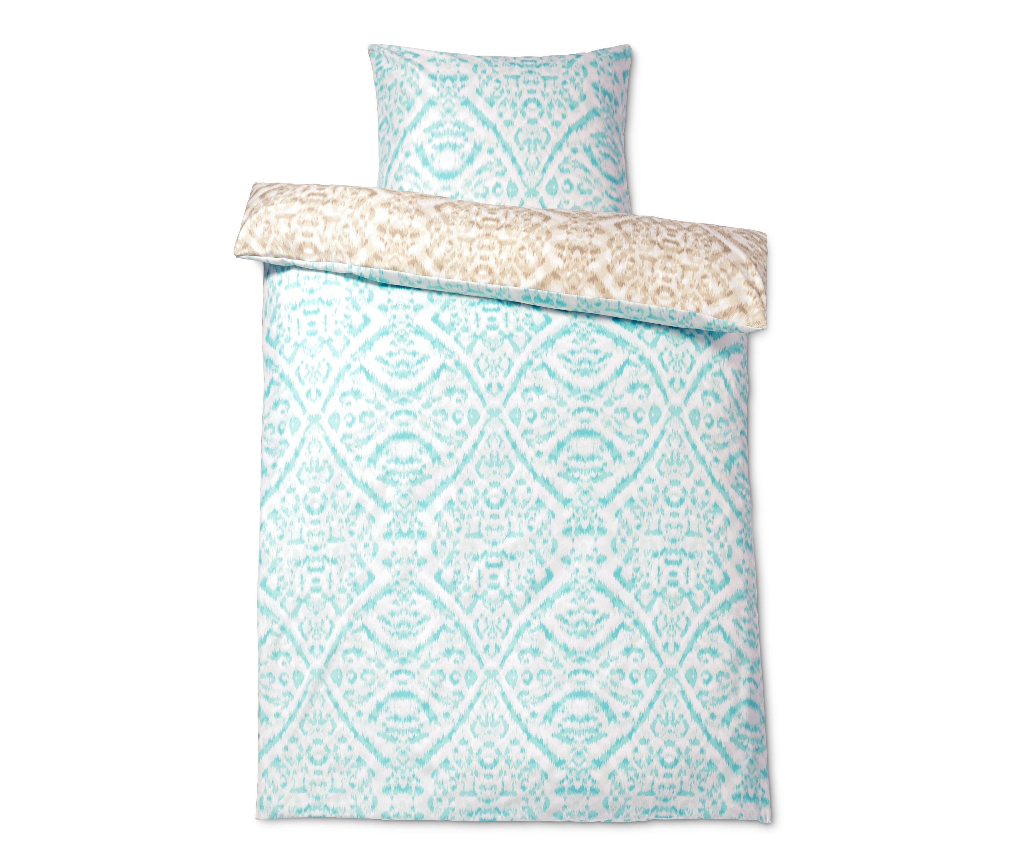 Bílé povlečení z mikrovlákna standardní velikosti s modrým vzorem a béžový polštář.