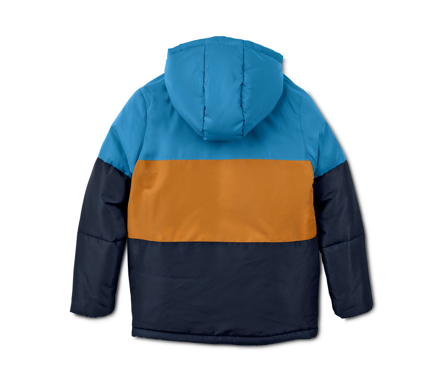 Detail zadní strany termobundy ve stylu color blocking s kapucí, která má modrou, hnědou a tmavě modrou barvu.