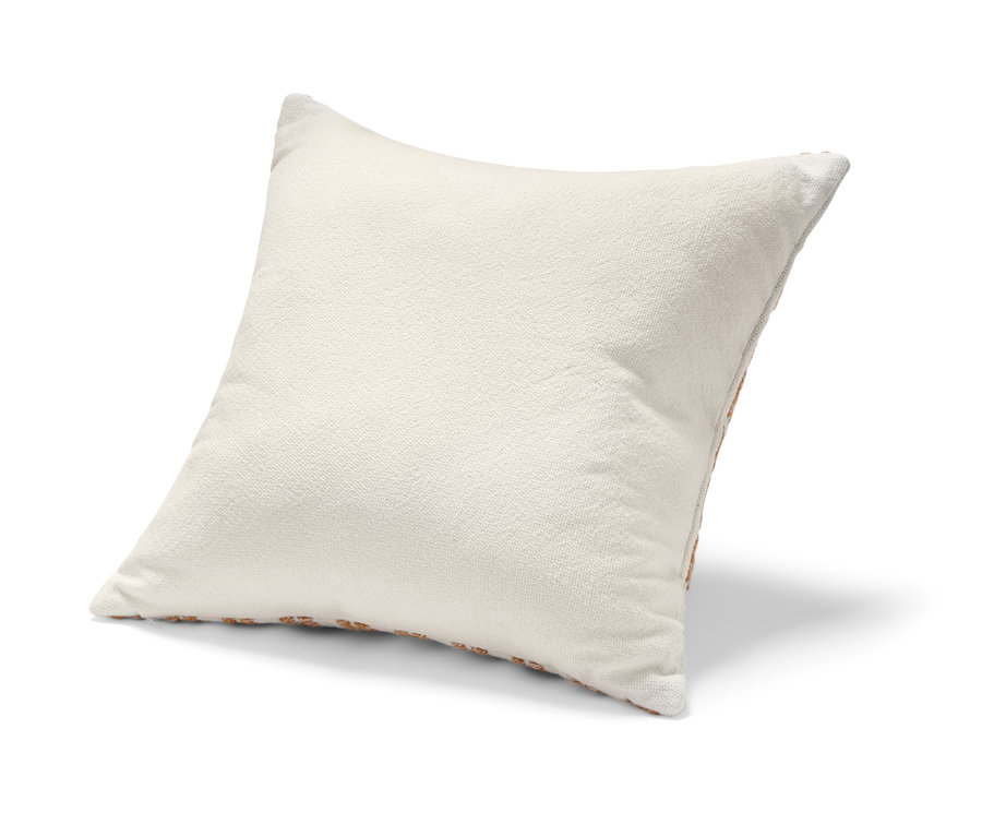 Dekorační polštář leží na bílém pozadí.