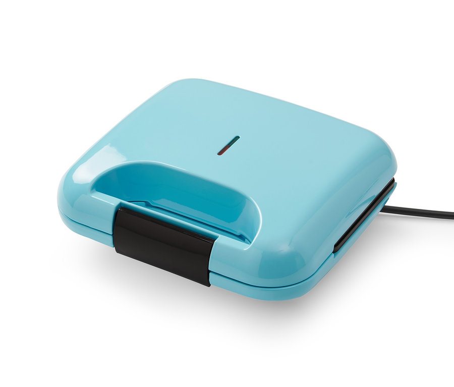 Modrý vaflovač, květinový, na bílém pozadí.