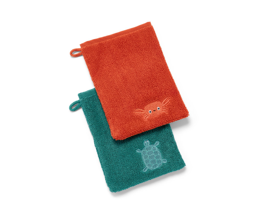 Dvě žínky: oranžová s krabem a zelená s želvou.