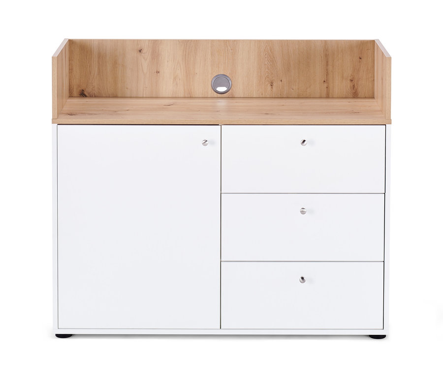 Komoda se zásuvkami a dvířky, s bílými čely a dřevěnou horní deskou.