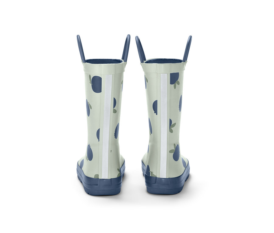 Pár dětských holínek s potiskem borůvek.