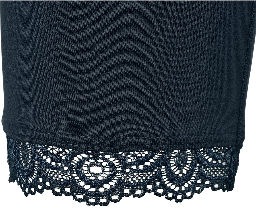 Detailní záběr na tmavě modré 3/4 legíny s krajkovým lemem.