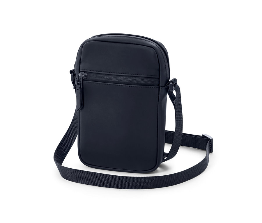 Tmavě modrá taška přes rameno do deště na bílém pozadí.